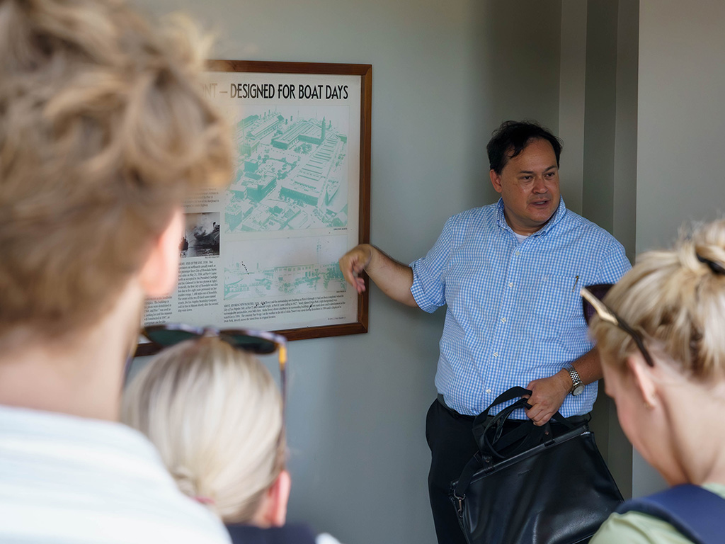 Doug Askman discussing the Aloha Tower storytelling project with students from his 'History of Hawai'i' course