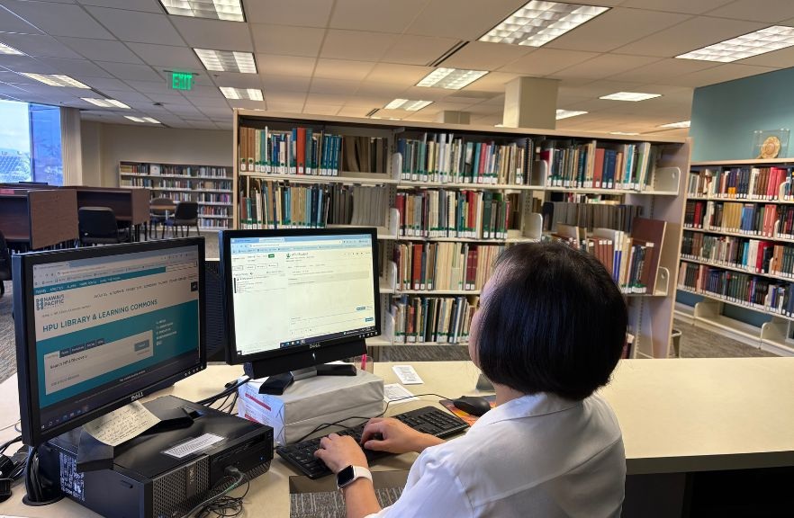 picture of librarian helping student using chat